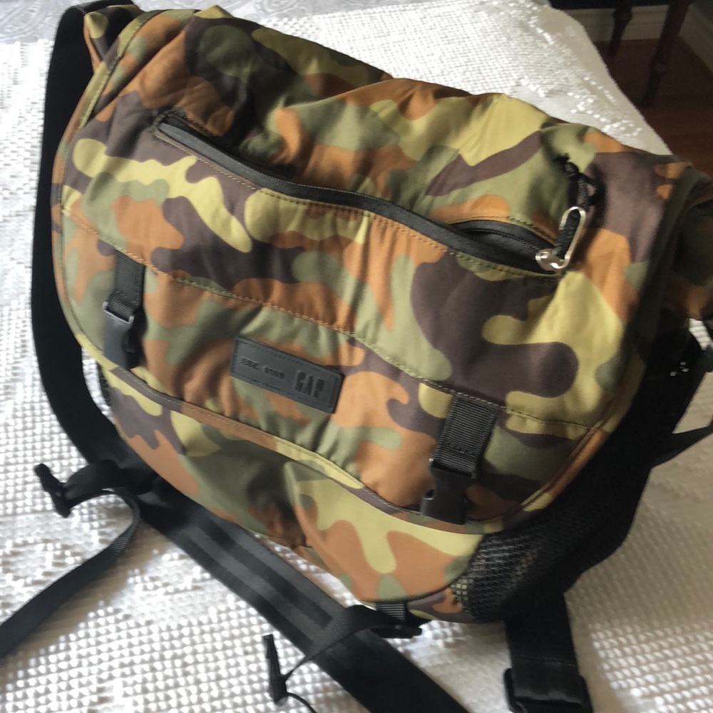 Gap shoulder or cross body sack in army green pattern.
